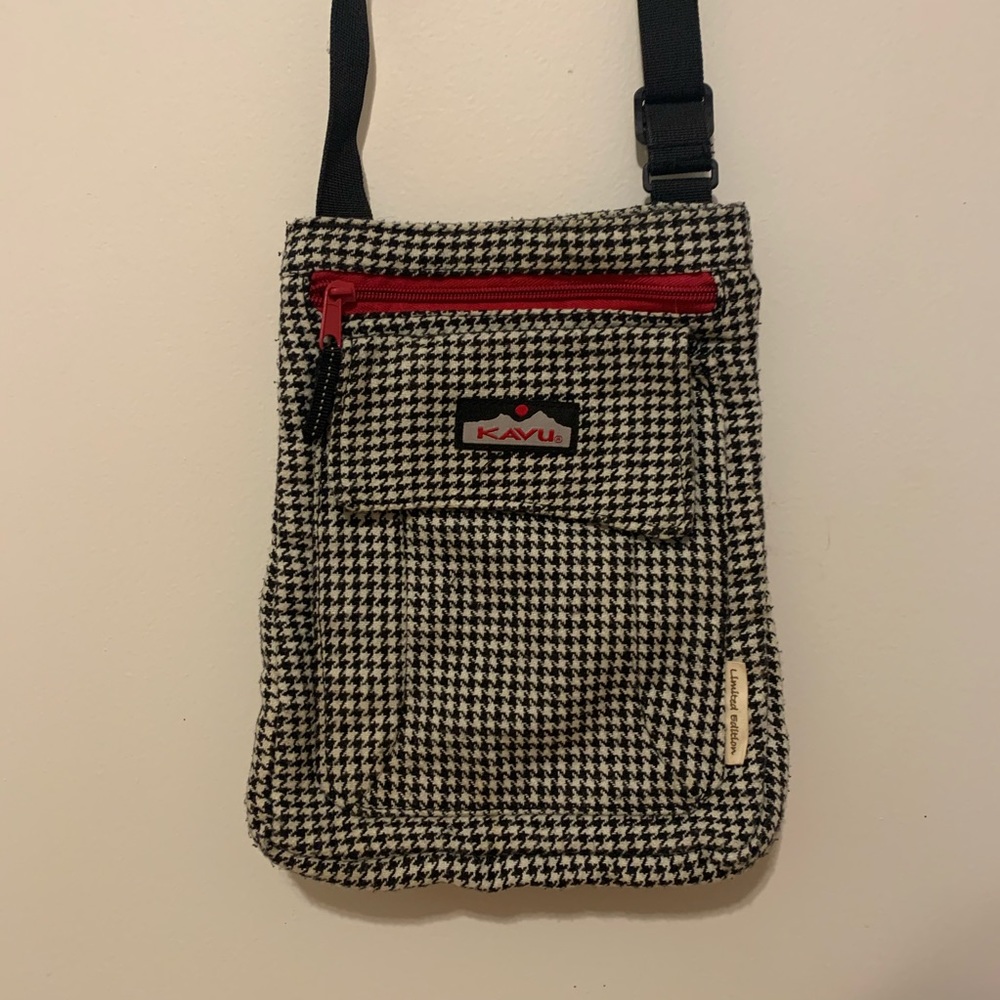 Kavu Black and White Houndstooth Crossbody Purse